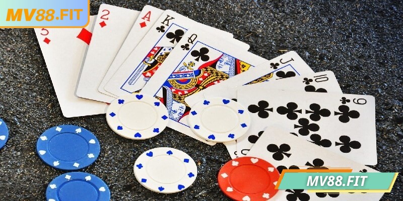 Phỏm MV88 – Hướng dẫn chơi bài trực tuyến hiệu quả 3 Quan sát bài đối thủ là chiến thuật quan trọng của mỗi người chơi